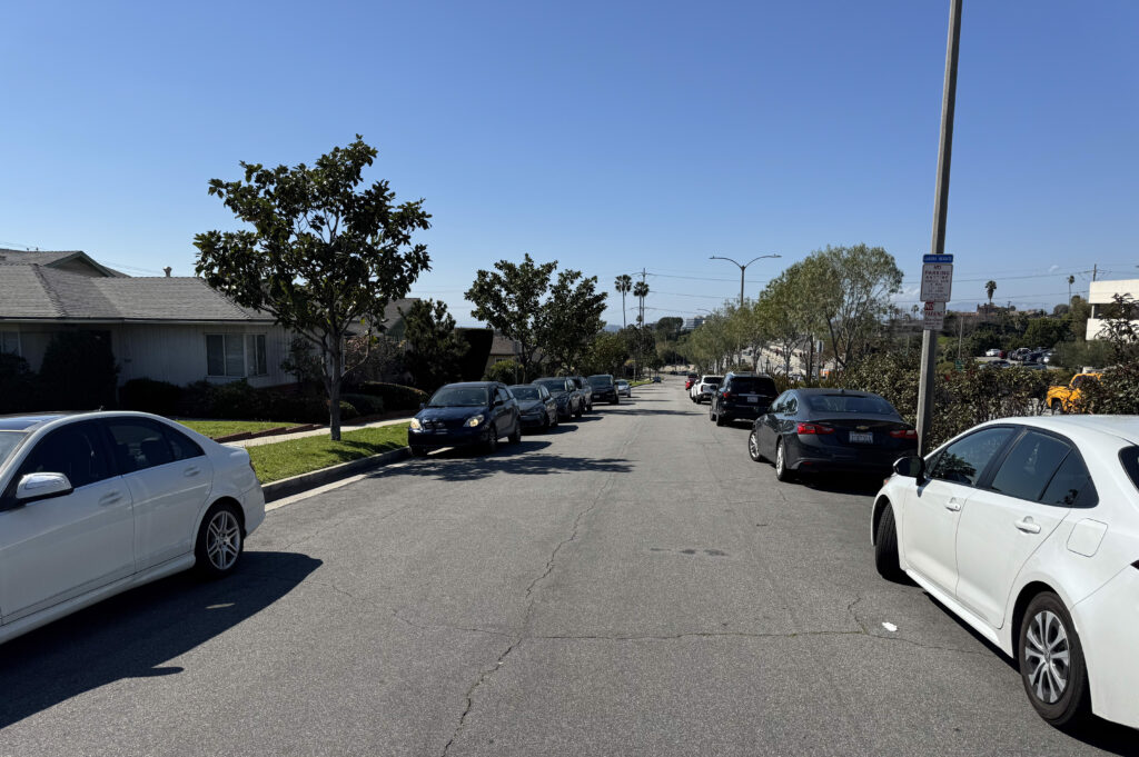 Photo of Slauson Avenue (Frontage Road) at Kings Road (westbound)