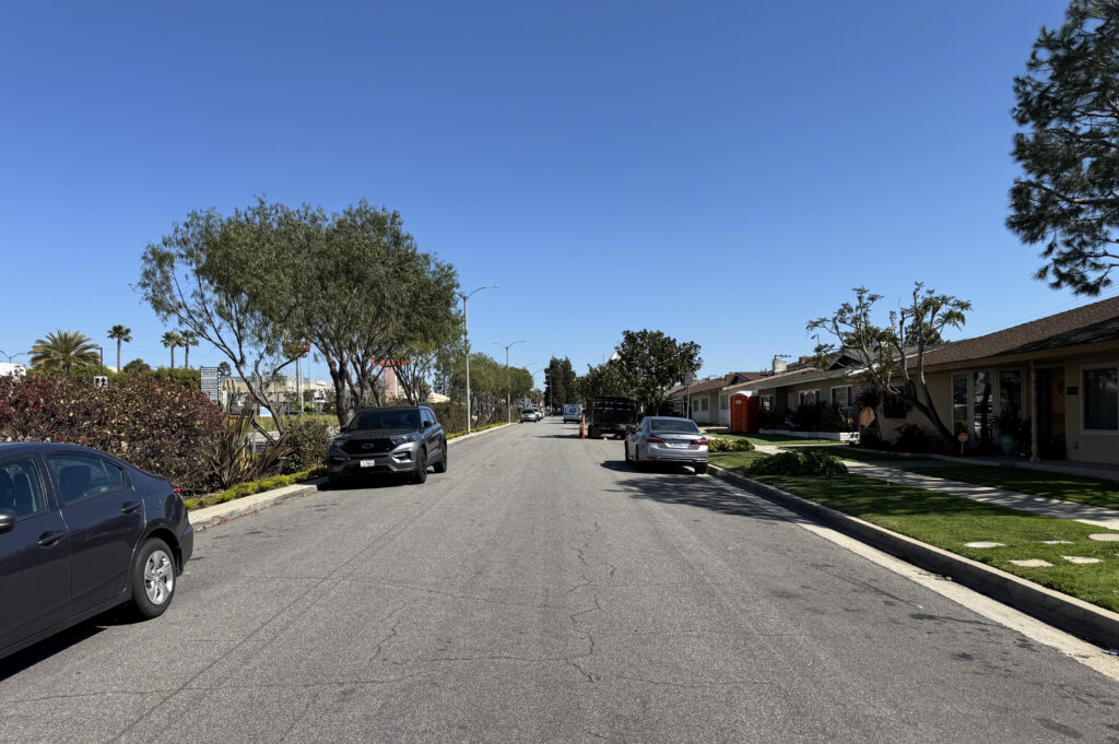 Photo of Slauson Avenue (Frontage Road) at Kings Road (eastbound)