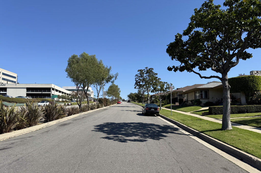 Photo of Slauson Avenue (Frontage Road) at La Cienega Boulevard (eastbound)