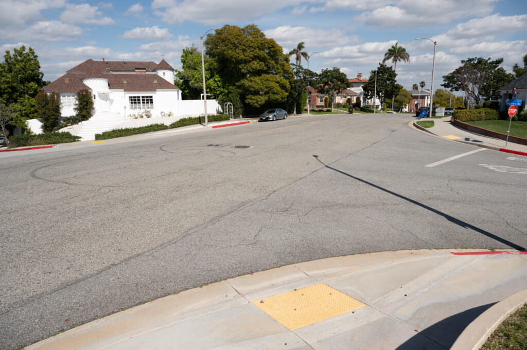 Photo of Mount Vernon Drive at Homeland Drive/Mullen Avenue (eastbound)