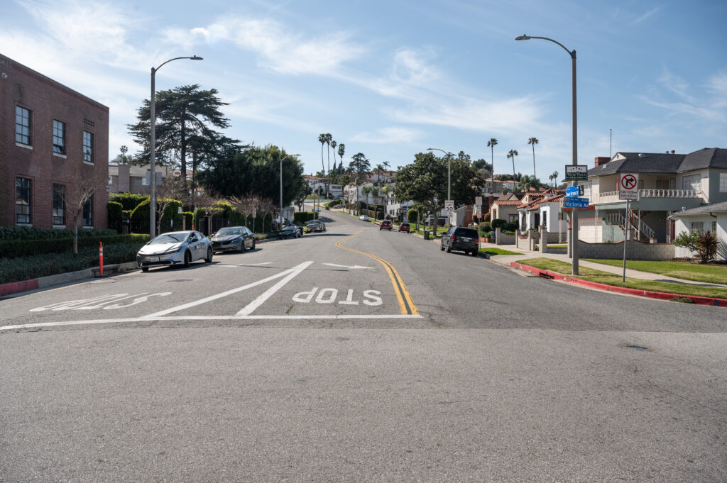 Photo of Mount Vernon Drive at Victoria Avenue (westbound)